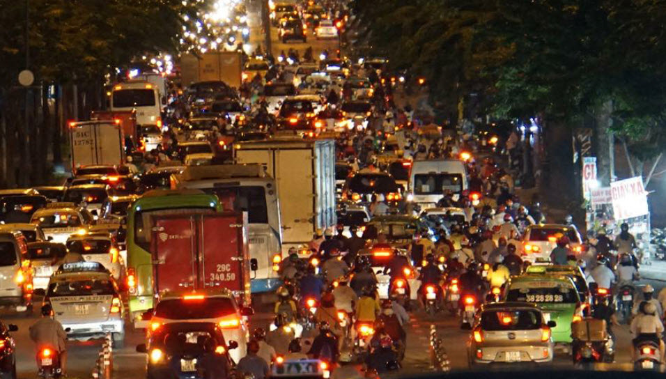 Ngàn người “chôn chân” ngày đầu tuần ở cửa ngõ Tân Sơn Nhất vì "ông trời"? - 11