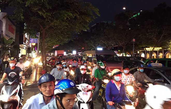 Ngàn người “chôn chân” ngày đầu tuần ở cửa ngõ Tân Sơn Nhất vì "ông trời"? - 4