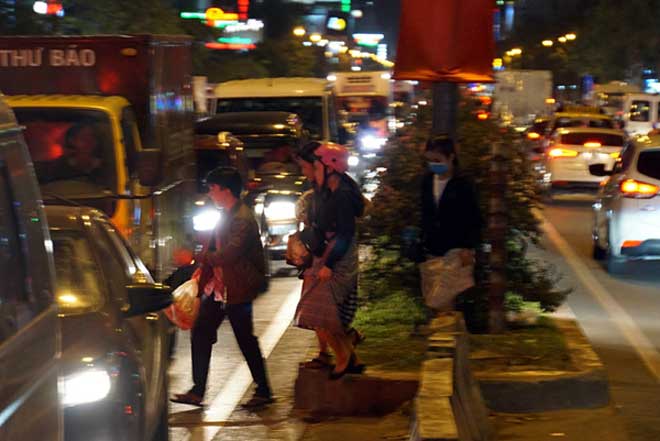 Ngàn người “chôn chân” ngày đầu tuần ở cửa ngõ Tân Sơn Nhất vì "ông trời"? - 9