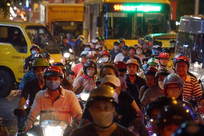 Ngàn người “chôn chân” ngày đầu tuần ở cửa ngõ Tân Sơn Nhất vì "ông trời"? - 5