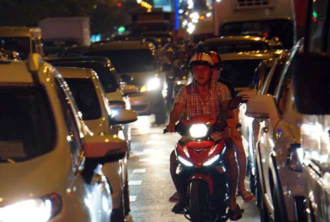 Ngàn người “chôn chân” ngày đầu tuần ở cửa ngõ Tân Sơn Nhất vì "ông trời"? - 7