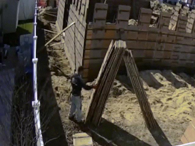 Phi thường - kỳ quặc - Công nhân xây dựng bị cả chồng ván gỗ đè bẹp