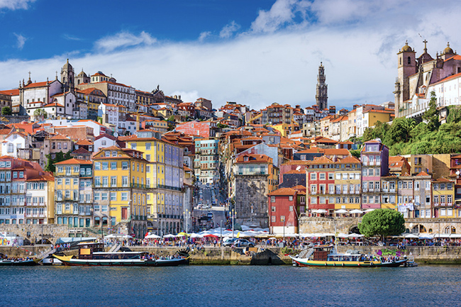 Porto: Nổi tiếng thế giới về sản xuất rượu vang hảo hạng, thành phố Porto xinh đẹp trải dài dọc theo những ngọn đồi nhìn ra Sông Douro ở miền bắc Bồ Đào Nha.