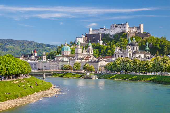 Salzburg: Nằm ở trung tâm Áo, gần biên giới Đức, Salzburg là nơi sinh của Wolfgang Amadeus Mozart. Thành phố này nổi tiếng với pháo đài thời trung cổ, khu phố cổ Altstadt đẹp như tranh vẽ và phong cảnh núi Alps ngoạn mục.
