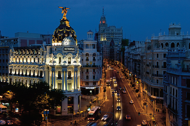 Madrid: Thủ đô và thành phố lớn nhất của Tây Ban Nha, Madrid được biết đến với khung cảnh về đêm sôi động.
