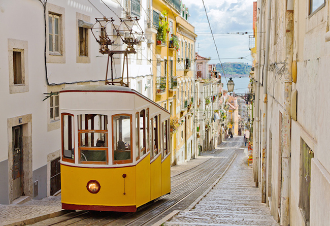Lisbon: Thủ đô Lisbon của Bồ Đào Nha là một điểm đến hấp dẫn với thời tiết ấm áp, vô số con hẻm quyến rũ, cửa hàng cổ kính và những khu phố đầy màu sắc.