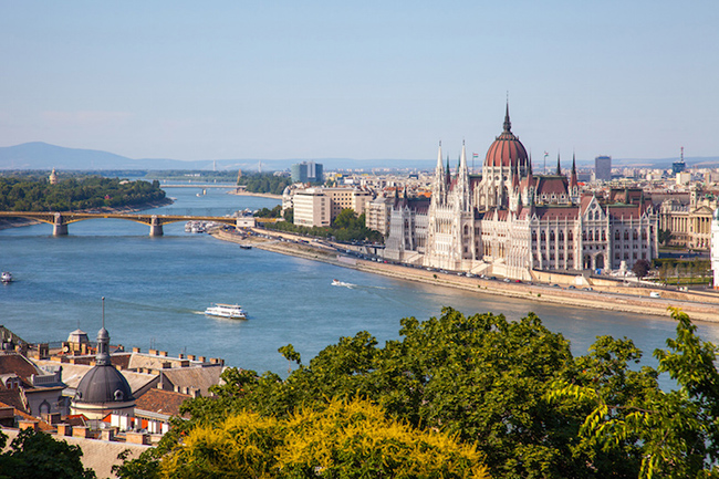 Budapest: Thủ đô của Hungary, Budapest là còn được gọi là "Paris của phương Đông", với kho báu về kiến ​​trúc, những cây cầu đẹp như tranh vẽ, spa suối nước nóng hấp dẫn, ẩm thực ngon tuyệt và người dân thân thiện.