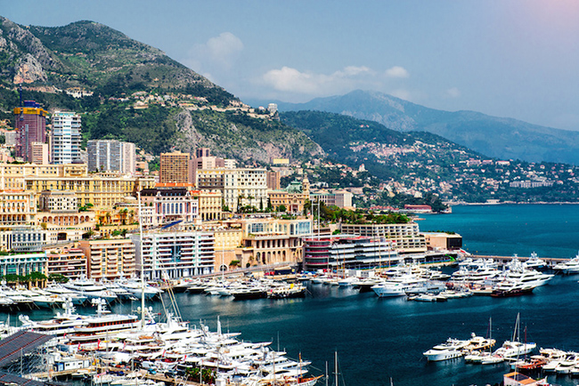 Monaco: Monaco gợi lên hình ảnh của những chiếc du thuyền sang trọng, sòng bạc và các khách sạn xa hoa.