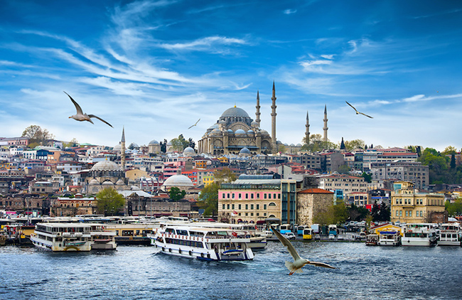 Istanbul: Istanbul là thành phố lớn nhất ở Thổ Nhĩ Kỳ nằm trải dài trên eo biển Bosphorus, một eo biển hẹp nối châu Á và châu Âu, khiến thành phố này trở thành nơi duy nhất trên thế giới trải dài trên hai lục địa.