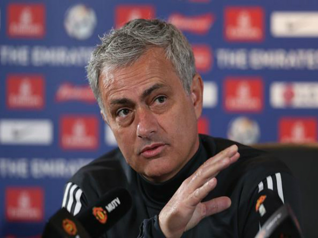 3 năm, MU đá 4 trận chung kết: Áp lực kinh hoàng, Mourinho sợ bị ”giết”