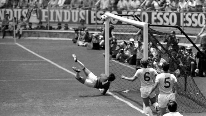 Khoảnh khắc điên rồ World Cup: Cứu thua thiên tài, vua Pele &#34;quỳ rạp&#34; - 1