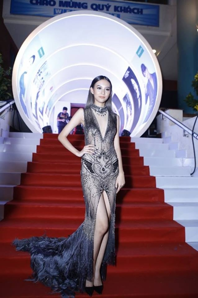 Trong đêm chung kết The Face 2017, Phí Phương Anh diện váy dạ hội có thiết kế trong suốt. Giống như Đông Nhi, Quán quân mùa 1 cũng gặp "tai nạn" nhớ đời vì bộ cánh quá mỏng.