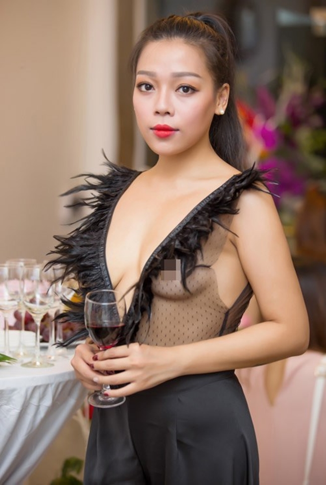 Ca sĩ Hà Linh khiến nhiều người ngỡ ngàng khi diện chiếc áo mỏng tang để lộ cả miếng dán ngực trong một sự kiện năm 2015.