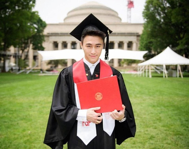 Mario học thạc sĩ tại Viện Công nghệ Massachusett (Mỹ). Hiện, anh là thạc sĩ tài chính trẻ nhất của trường này.