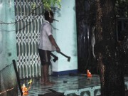 Pháp luật - Đánh chết bà nội, cầm hung khí cố thủ trong nhà