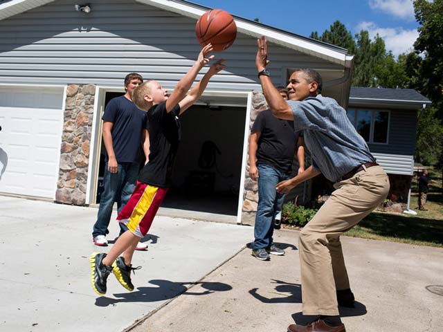 Thể thao - Tổng thống Mỹ "xuất chiêu": D.Trump như Tiger Woods, Obama hóa M.Jordan