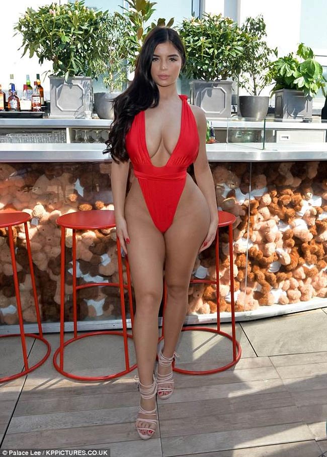 Thân hình phồn thực của Demi Rose giúp cô thành danh trong làng mẫu xứ sương mù dù cho có nhiều lời bàn ra tán vào.