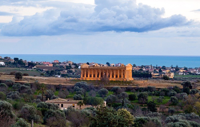 Agrigento: Nằm trên bờ biển phía nam của Sicily,  Agrigento được biết đến là một trong những di sản vĩ đại nhất của Hy Lạp cổ đại với ngôi đền Doric có niên đại từ thế kỷ thứ 6 trước Công nguyên.
