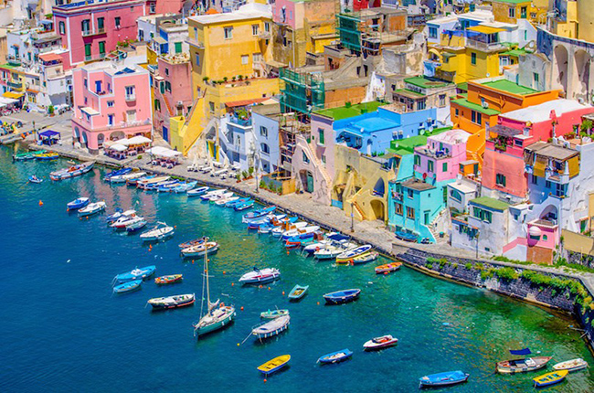 Procida: Là hòn đảo nhỏ nhất ở Vịnh Naples với những ngôi nhà đủ màu sắc rực rỡ nằm sát bờ biển và những chiếc thuyền đánh cá dập dềnh trên mặt nước xanh ngắt.  
