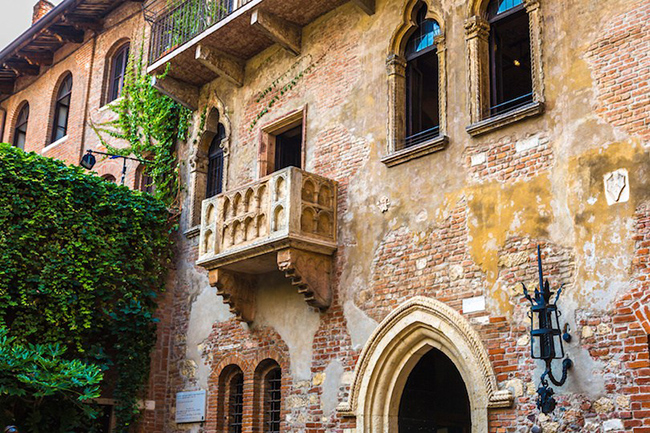 Verona: Verona là nơi có ngôi nhà nổi tiếng của Romeo và Juliet. Nằm trên sông Adige của miền bắc Italy, thành phố này có niên đại từ thế kỷ thứ 6 trước Công nguyên, với nhiều kiến ​​trúc  đặc biệt.