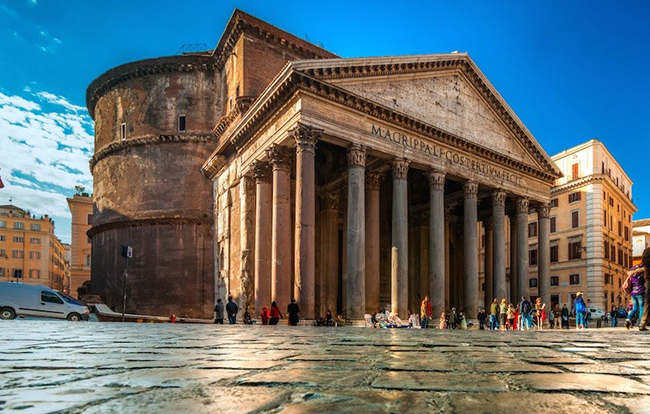 Rome: Thủ đô của Ý, với hơn 2 nghìn năm lịch sử thành phố xinh đẹp này nổi tiếng với Đấu trường La Mã, Đài phun nước Trevi tráng lệ, Nhà nguyện Sistine và Nhà thờ St. Peter với mái vòm lộng lẫy.