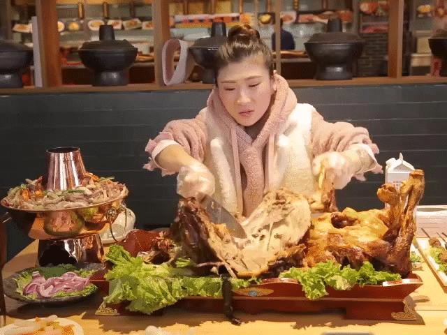 Media - Hot girl "nữ hoàng bao tử" chỉ nặng 45kg nhưng có sức ăn bằng 10 người