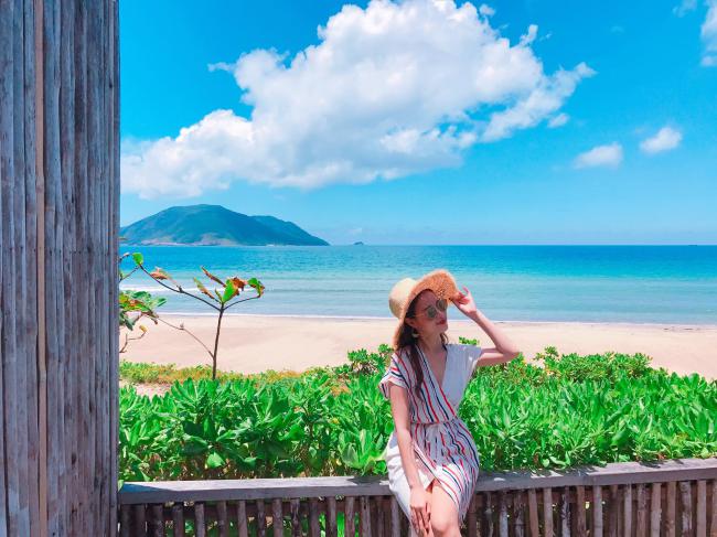 Midu diện bikini khoe khéo vòng một căng đầy - 8