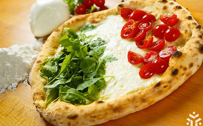 Ý: Thông thường các món ăn của Ý đều dựa trên cà chua, bánh mì và dầu ô liu với các màu sắc truyền thống của ẩm thực Ý - đỏ, xanh lá cây và vàng luôn tạo ra một hỗn hợp tuyệt vời của hương vị.