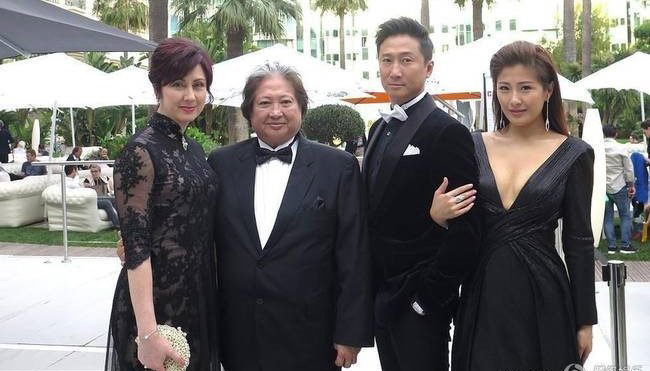 Con dâu của ngôi sao võ thuật Hồng Kim Bảo là một Á hậu. Cả gia đình ngôi sao này cùng có mặt trên thảm đỏ LHP Cannes.