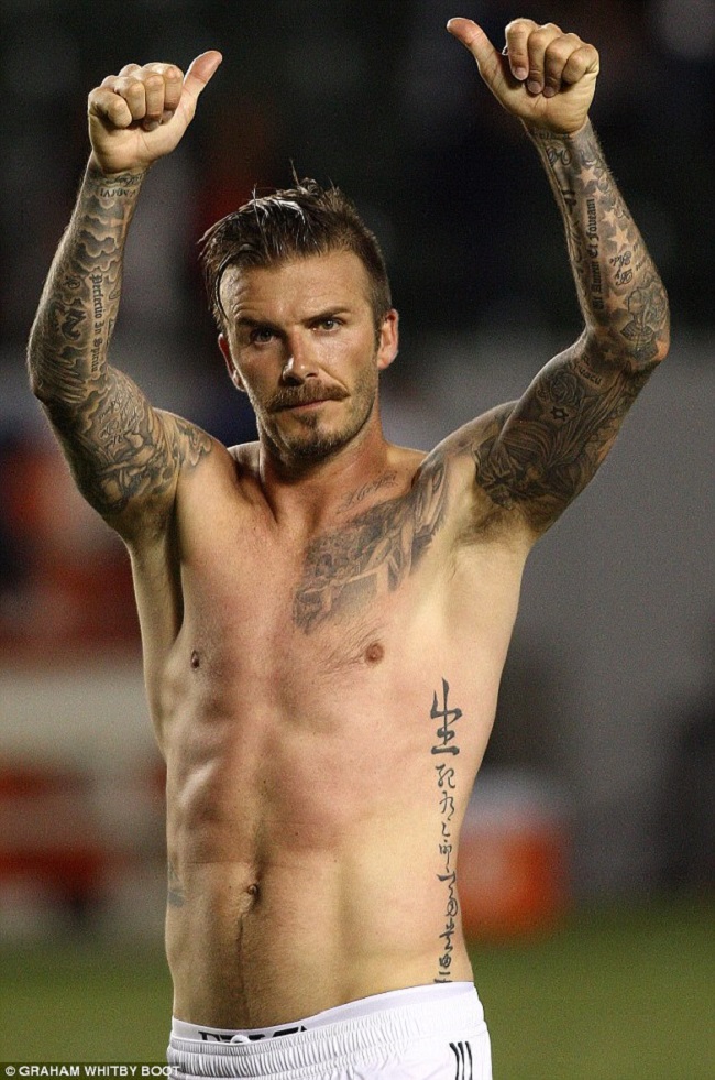 Năm 2008, Beckham xăm một câu ngạn ngữ cổ Trung Quốc bên mạn sườn trái với ý nghĩa - Sống chết có số, giàu sang tại trời.