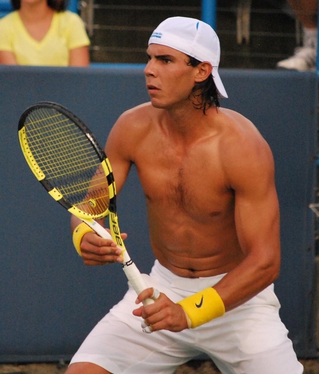 Rafael Nadal được ví như &#34;quái vật sức mạnh&#34; trong làng quần vợt nhờ lối đánh dứt khoát, mạnh mẽ, đầy sinh lực. Đằng sau những thành tích tuyệt vời trên, anh phải khổ công rèn luyện thể lực, nhằm tăng sức mạnh cũng như khả năng chịu đựng của cánh tay và lưng.