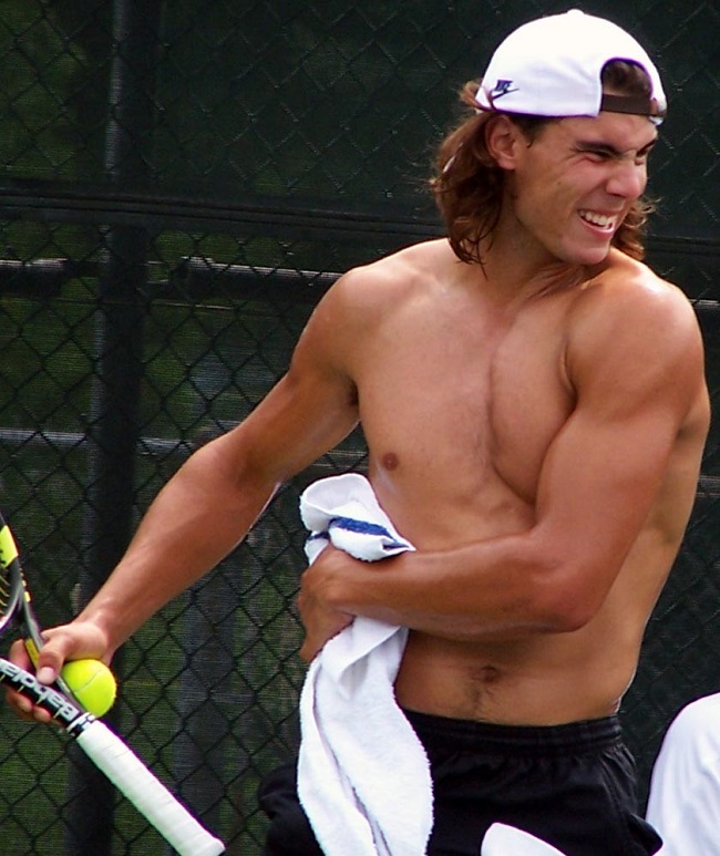 Nadal thường khởi động với bài tập trên máy rung đặc biệt, có tác động khoảng 30 đến 50 lần/ giây lên cơ bắp. 