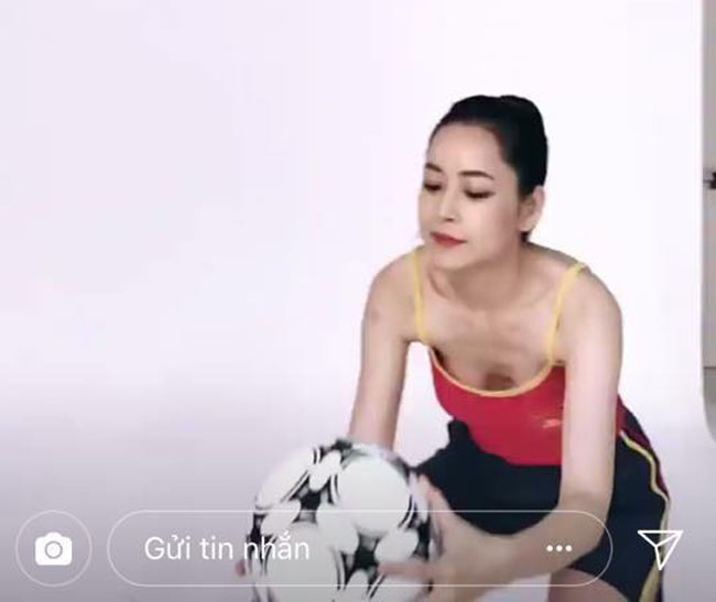 Mới đây, Chi Pu đã chia sẻ hình ảnh cô nàng diện áo hai dây tập gym cùng quả bóng. Tuy nhiên, điều khiến xem chú ý nhiều nhất lại là vòng một có phần... xuống cấp của cô.