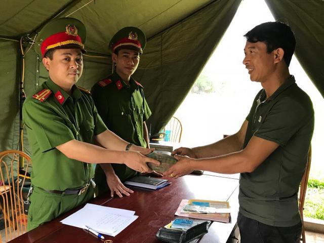 Tin tức trong ngày - Mất túi đựng tiền USD cùng 102 triệu đồng, du khách nhận điều "kỳ diệu"