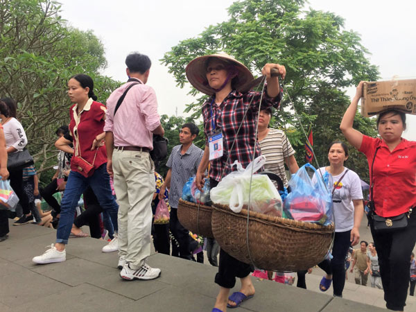 Dịch vụ xe ôm, gánh lễ kiếm bộn tiền tại Lễ hội Đền Hùng - 3