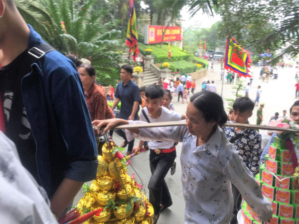 Dịch vụ xe ôm, gánh lễ kiếm bộn tiền tại Lễ hội Đền Hùng - 4