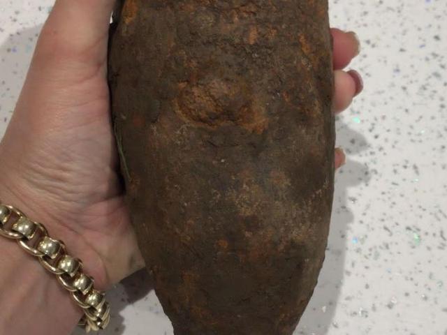 Thế giới - Anh: Nhặt “củ khoai” về nhà, không ngờ là vũ khí chết người