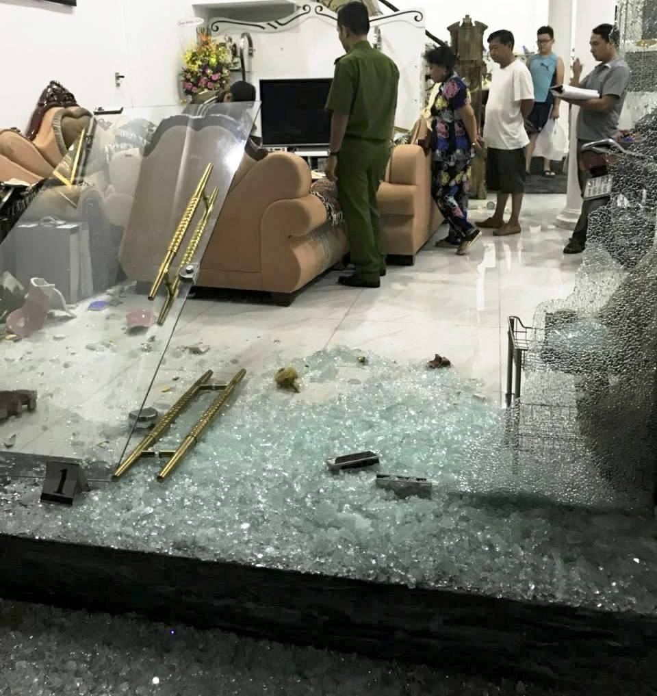 Giang hồ xách búa, mã tấu xông vào nhà dân đập phá tài sản - 1
