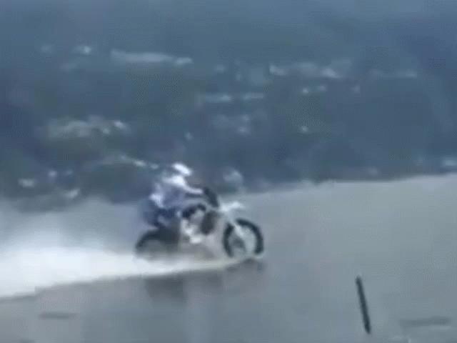 Media - Tay đua phóng mô tô 75 km/h trên mặt hồ ở Ý