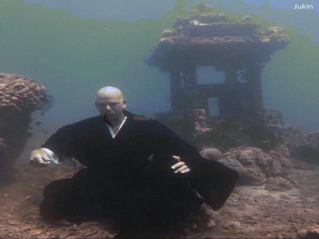 Media - Ngạc nhiên vị sư có thể nhịn thở ngồi tu dưới đáy hồ