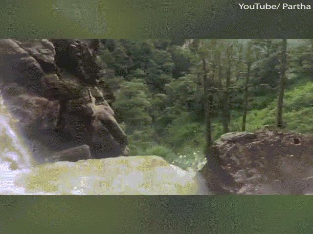 Media - Rụng tim cảnh lái xe đối mặt với tử thần