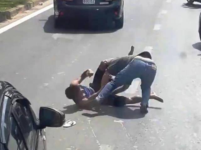 Hai tài xế ô tô “đấu boxing” giữa phố sau va chạm giao thông