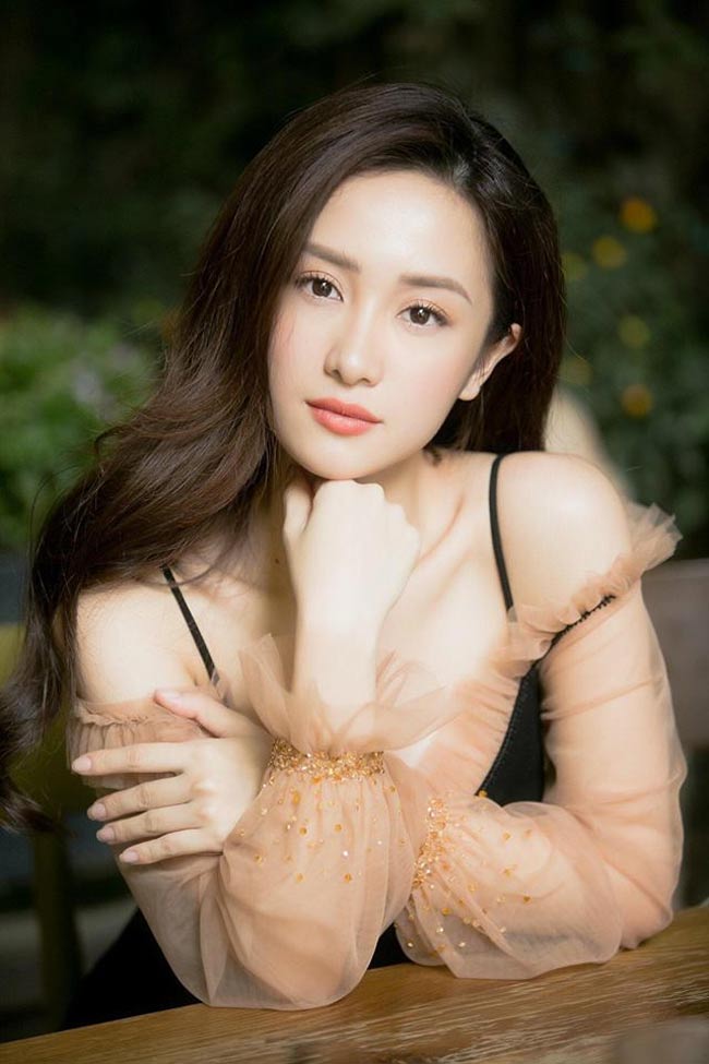 "Gợi cảm, sexy đối với mình không chỉ nằm ở bộ ngực mà còn ở thần thái và những đường cong khác trên cơ thể. Nếu như trước giờ luôn vất vả mặc áo độn thì giờ sửa để khỏi phải độn nữa thì tại sao lại không nhỉ?” - Jun Vũ nói.