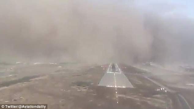 Cận cảnh máy bay chở khách hạ cánh gặp bão cát - 1