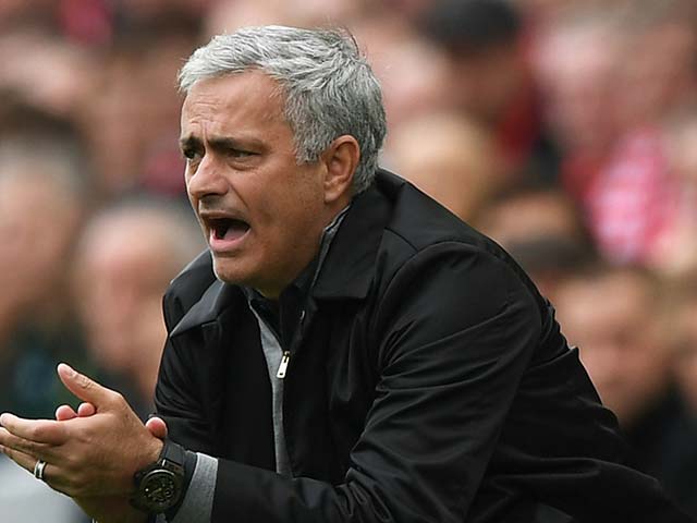 Bóng đá - MU hướng tới "cú đúp": Mourinho không phải “HLV truyền thống”