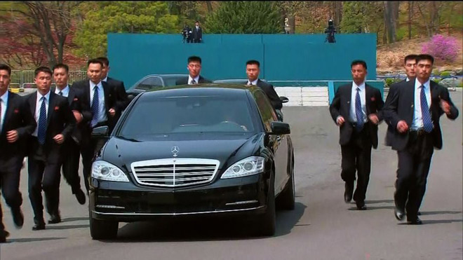 12 vệ sỹ bảo vệ Kim Jong Un: Chạy bộ quanh xe làm lá chắn thép - 1