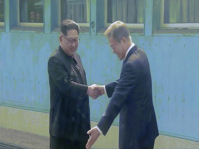 Thượng đỉnh lịch sử liên Triều: Kim Jong-un đi bộ qua biên giới