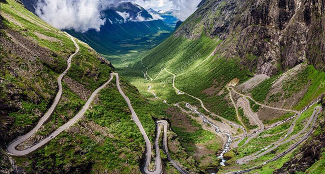 Trollstigen, Na Uy: Là một cung đường kéo dài 6.4 km khá hiểm trở với nhiều khúc uốn cong trên lung chứng núi, với những dốc nghiêng khiến du khách vô cùng hồi hộp khi đến thưởng thức cảnh đẹp Trollstigen.