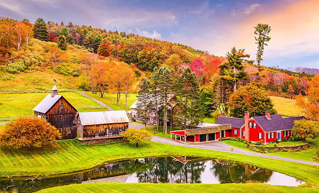 New England, Hoa Kỳ: Vermont vào thu đẹp như ở thiên đường với những ngôi nhà gỗ, đồng cỏ, rừng cây và nhà thờ cổ xưa. Nhưng để đến được đây bạn phải trải qua một cung đường dài 2092 km với núi non trùng điệp.