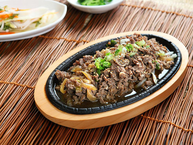 Hàn Quốc: Món Bulgogi của Hàn Quốc theo nghĩa đen dịch là "thịt nướng" và có hương vị hơi ngọt từ nước xốt đường và nước tương. Bạn có thể thử thịt tươi ngon này tại các nhà hàng cao cấp hoặc những quầy ở chợ địa phương.